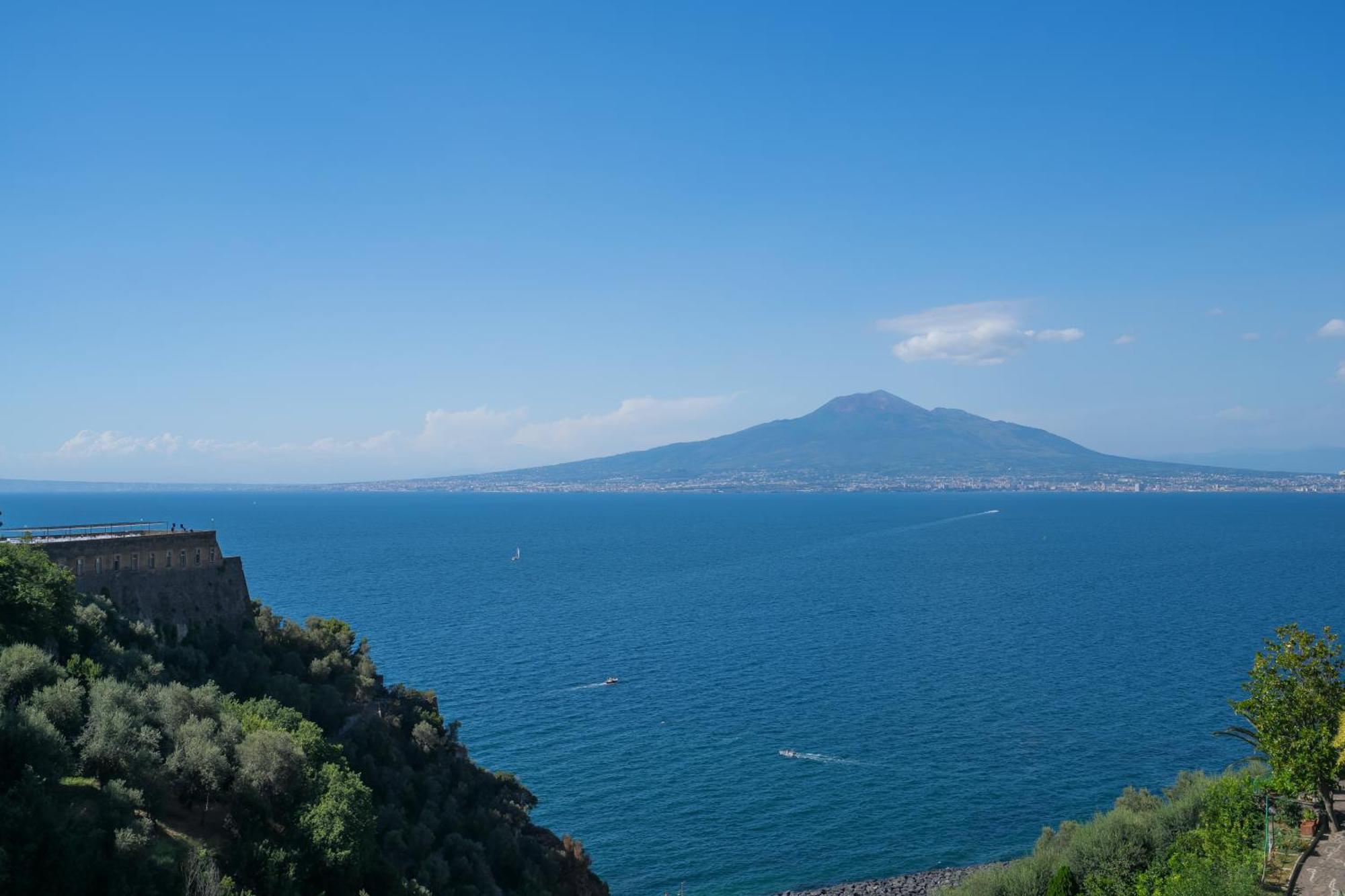 Sea View Deluxe Apartments Vico Equense Buitenkant foto